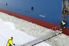 Ναυτικός ανεβαίνει σε κινούμενο πλοίο με μοναδική τεχνική! [video]