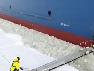 Φωτογραφία για Ναυτικός ανεβαίνει σε κινούμενο πλοίο με μοναδική τεχνική! [video]