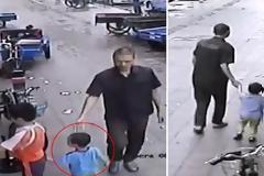 Άντρας αρπάζει αγοράκι την ώρα που παίζει με τον αδελφό του για να το απαγάγει