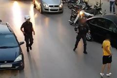 Αιγύπτιος σε κατάσταση αμόκ μαχαιρώνει αστυνομικό στην Καλαμάτα (ΒΙΝΤΕΟ)