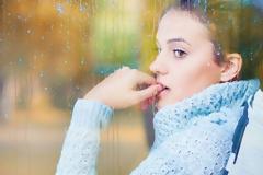 Καιρός: Πώς επηρεάζει τη διάθεση ανάλογα με… το χρώμα των ματιών