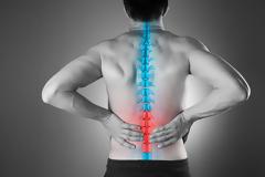 Ραχιαλγία: Τι είναι, ποιες αιτίες την προκαλούν και πώς αντιμετωπίζεται;