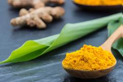 Τέσσερα υπέροχα πράγματα που θα σας συμβούν αν βάλετε στη ζωή σας τον κουρκουμά