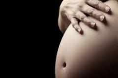 Γέννησε μέσα στο αυτοκίνητο με τη βοήθεια του άνδρα της