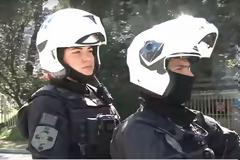 Χρόνια πολλά σε εκείνες, που προστατεύουν όλον τον κόσμο, εκτός απ'τα παιδιά τους - της Σταυρούλας Τζατζανά