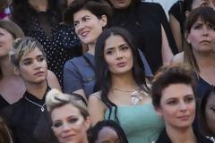 Να μειώσουν τις απολαβές τους ζήτησε από τους άνδρες συναδέλφους της η Σάλμα Χάγιεκ