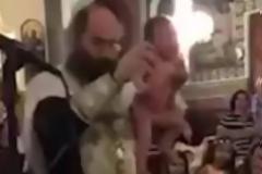 Σοκ! Τι έκανε ο παλαβός παπάς στο μωράκι... - Σάλος με την πιο «βίαιη» βάπτιση που έχει γίνει ποτέ