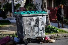 Σοκ στη Πετρούπολη: Μάνα και κόρη έπνιξαν το βρέφος και το πέταξαν σε κάδο απορριμμάτων!