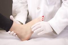 Ουρικό οξύ: Ποιες είναι οι φυσιολογικές τιμές - Ποια συμπτώματα δείχνουν ότι είναι αυξημένο