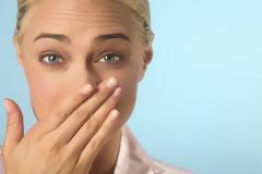 Τρεις τροφές που ευθύνονται για τη δυσάρεστη αναπνοή