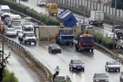 Με τα φώτα  νυσταγμένα και βαριά - Του Κων/νου Τζέκη