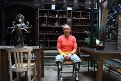 Κινέζος 70χρονος με ακρωτηριασμένα πόδια σκαρφαλώνει στην κορυφή του Έβερεστ