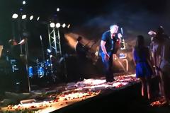 Ο Ρέμος τραγουδάει σε κατάμεστο από Έλληνες κλαμπ του Λονδίνου