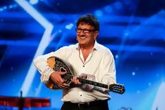 «Έβαλε φωτιά» στο «Βρετανία έχεις ταλέντο» με το μπουζούκι του – Τα «έσπασαν» μαζί του οι κριτές