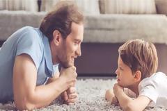 Πως επηρεάζεται το παιδί μας από τις λέξεις που λέμε αλλά και από τον τρόπο που τις λέμε