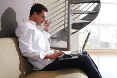 Έχει επιπτώσεις για την υγεία μας η τοποθέτηση του υπολογιστή στα πόδια μας;