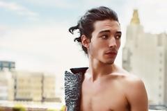 Ο Εζρα Μίλερ μεταμορφώνεται σε Σαλβαδόρ Νταλί