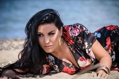 Ιουλία Καλλιμάνη: Βάζει «Φωτιές» με το νέο της τραγούδι- Δείτε τα Βackstage από το βιντεοκλίπ