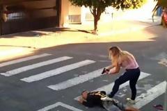 Κακοποιός βγάζει όπλο σε παιδάκια και πέφτει νεκρός από τα πυρά μαμάς (Σκληρό βίντεο)