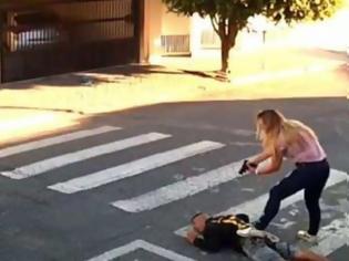 Φωτογραφία για Κακοποιός βγάζει όπλο σε παιδάκια και πέφτει νεκρός από τα πυρά μαμάς (Σκληρό βίντεο)
