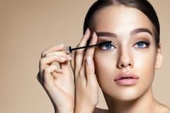 Το απλό κόλπο που θα κάνει τις βλεφαρίδες σας να δείχνουν μεγαλύτερες