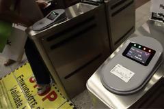 Κλείνουν σήμερα οι μπάρες σε 16 σταθμούς του μετρό