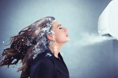 Πονάει ο λαιμός σας από το air condition; Τι πρέπει να κάνετε και πότε να πάτε στο γιατρό;