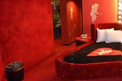 Ντου κουκουλοφόρων σε ξενοδοχείο για ζευγαράκια