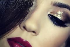 Πως να μετατρέψετε το πρωινό σας μακιγιάζ σε βραδινό [βίντεο]