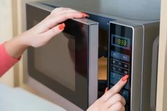 Τα 5 πράγματα που δεν πρέπει ποτέ να βάλετε στον φούρνο μικροκυμάτων