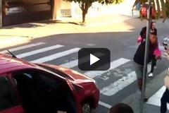 Πήγε να ληστέψει γονείς έξω από σχολείο αλλά έπεσε πάνω σε μητέρα αστυνομικό, με απρόσμενη κατάληξη