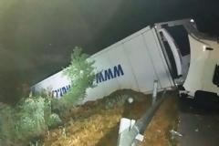 Δείτε εικόνες από την ανατροπή νταλίκας με Τούρκο οδηγό στην Ιόνια Οδό (κοντά στο κόμβο ΚΟΥΒΑΡΑ) -Μετέφερε φάρμακα