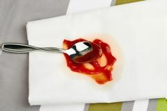 Πώς να βγάλετε το λεκέ από σάλτσα