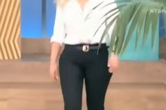 Σε δύσκολη θέση στον αέρα η παρουσιάστρια - Αποκάλυψε πως συζητά τη μεταγραφή της