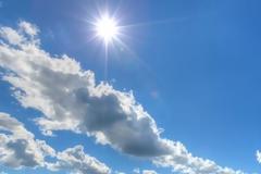 Καιρός: Αραιές νεφώσεις και αφρικανική σκόνη