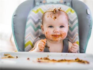 Φωτογραφία για Πώς θα μάθετε στο μωρό να τρώει μόνο του σιγά σιγά