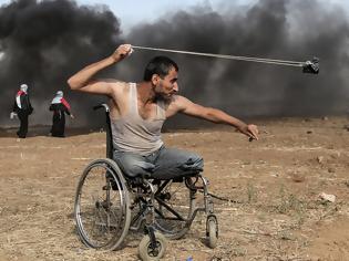 Φωτογραφία για Η εμβληματική φωτογραφία που έγινε σύμβολο αντίστασης του παλαιστινιακού λαού