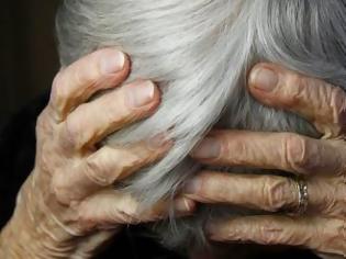 Φωτογραφία για Νύχτα τρόμου για 92χρονη που βασανίστηκε από ληστές στο σπίτι της στη Γλυφάδα - Απείλησαν να τη σκοτώσουν, αν δεν τους έδινε χρήματα