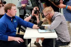 Ο «Big Brother» ζωντανεύει: Οι Σουηδοί καταργούν κάρτες και εμφυτεύουν μικροτσίπ