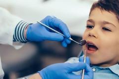 Πότε πρέπει να γίνεται η πρώτη επίσκεψη στον ορθοδοντικό