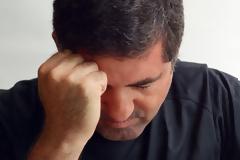 Πώς συνδέεται το άγχος με τον κίνδυνο καταγμάτων και την οστική μας υγεία;