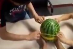 Δείτε τι θα συμβεί αν βάλεις 500 λαστιχάκια σε ένα καρπούζι [video]