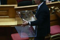 Ξαναστήνονται κάλπες στη Βουλή για τη Novartis