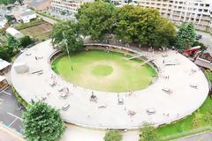 Σχολείο χωρίς τοίχους και με οροφή… παιδική χαρά!