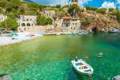 Αλύπα -Το κρυμμένο επίνειο της Μάνης είναι μια μαγευτική παραλία με κρυστάλλινα νερά