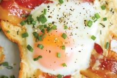 Τραγανό ψωμί με αυγό και μπέικον στο φούρνο