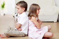 Γιατί τσακώνονται τα αδέλφια μεταξύ τους και τι πρέπει να κάνετε;