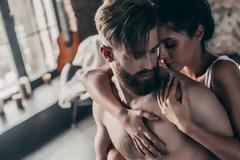 5 πράγματα που θέλουν οι άντρες να τους συμβούν στο κρεβάτι