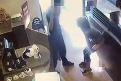 Δεν την άφησαν να πάει τουαλέτα αφόδευσε στο κέντρο του εστιατορίου και τους τα πέταξε