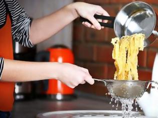 Φωτογραφία για Γιατί δεν πρέπει να σουρώνετε τα ζυμαρικά; Οι σεφ εξηγούν…
